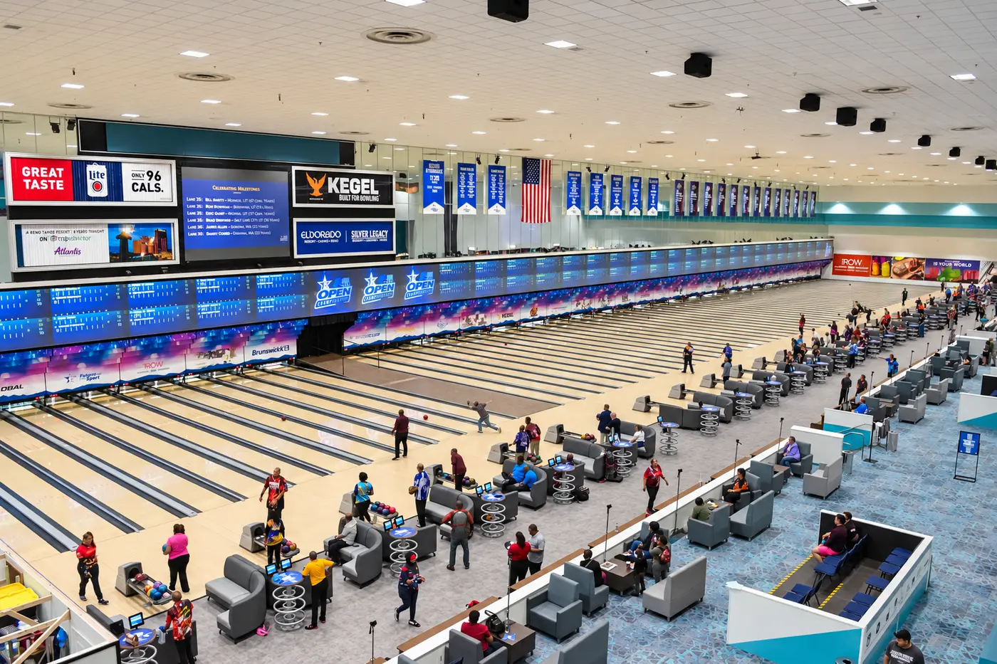 Interior del National Bowling Stadium en Reno durante los Campeonatos Nacionales Abiertos USBC, con pistas y tecnología Brunswick instaladas en toda la sede
