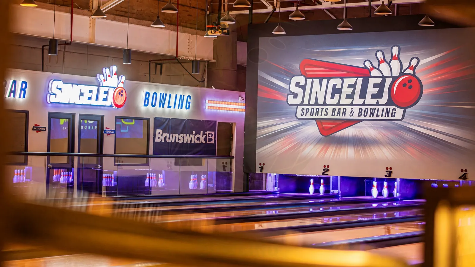 Interior de Sincelejo Sports Bar & Bowling, centro operado con equipos y señalización Brunswick